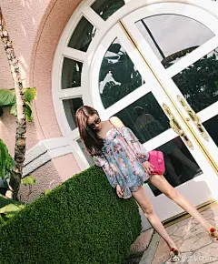 组图：思聪前女友雪梨时髦百变 下衣失踪秀腿根 : 思聪网红前女友雪梨在微博晒出一系列美照。照片中，雪梨时髦百变，更大玩下衣失踪秀美腿，性感无敌。