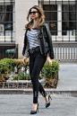 当地时间4月8日，米兰达·可儿 (Miranda Kerr) 在纽约街拍拍摄广告大片，身穿条纹T搭紧身牛仔&流苏皮衣。