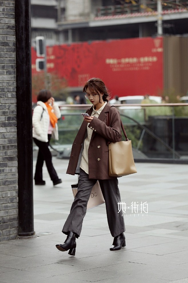 「成都街拍」西服的搭配真是越来越多了。 ...