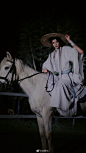 天官赐福动画超话沈辞er超话#cos##谢怜#
【卷➕关】揪一套花怜人形立牌⚠️

【谢怜时光犹待，可挽一座花城】

「他曾经是天之骄子，命格极好，锦衣玉食，十七岁便得道飞升。」
「他如今是三界笑柄，厄运连连，落魄潦倒，八百年来流落人间。...展开全文c