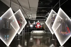 展览丨在这个展览看中国西南少数民族服饰审美及其当代重塑_自然_装置_文化 : 展览空间采用了艺术装置与陈列并行的方式，将场景、设计、文字、展品融为一体，将少数民族生活的环境、节日的场景、服饰的色彩与纹饰一一解构重塑，融入到展厅的艺术装置当中来阐释人与自然和谐共生的关系，从多种全新的视觉…