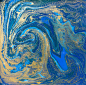 蓝色和金色的液体质地。手绘大理石花纹背景。墨大理石抽象图案