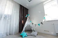 儿童帐篷在婴儿房壁纸背景。当代学前游戏室儿童玩具装饰幼儿园家具元素。舒适的孩子气的棚屋安排现代公寓
