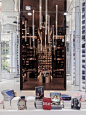 它是中国最美书店——杭州钟书阁，一个被“镜像”的世界