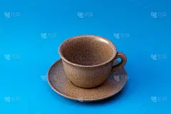 茶杯和盘子的素色背景的例子