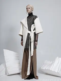 #PARSONS作品#【CHIMERA】By Ethan Hon，Fashion Design/BFA.生长于90年代的Hon，小时候一度痴迷收集各种漂亮包装，这个过程中慢慢发现，精美包装从某种程度上带来产品质量的下降。CHIMERA是希腊传说中的狮头、羊身、蛇尾的怪物，作者以玩笑的方式，对热衷于包装自己以融入社会的这一代人，提出了质疑...展开全文c