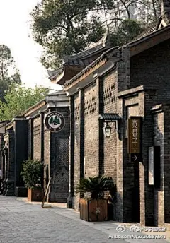 【宽窄庭院】成都窄巷子旧时法国传教士的院落，而今为瓦尔登少城店。院落大门两侧八字照壁，门旁老墙嵌有红砂石材质拴马石，门头顶部冠之宽窄巷子唯一歇山屋顶，高大气派；正房廊檐外保留的罗马柱是成都最早的罗马柱建筑之一。