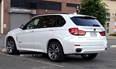 [外形更动感 宝马新X5 M Sport实车曝光] 宝马新一代X5发布之后，其衍生版本或个性套件选装服务将会不断推出，最先与大家见面的是M Sport运动套件，而选装M Sport后的实车图片也首次在网络中曝光出来。『配备M Sport套件的宝马新一代X5』『宝马新一代X5』相比此前发布的普通版，宝马新一代X5 M Sport外形设计更有活力，采用一系列BMW空气动力学套件，而更夸张的下进气口以及黑色格栅设计则增添不少运动气质。此外其还可以选择19英寸或20英寸的M轮毂。内饰......