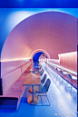 灵感来自于日本樱花隧道启发的WAGAYA悉尼拉面餐厅设计
受日本樱花隧道启发，Span Design为澳大利亚悉尼的拉面餐厅WAGAYA创造了这个设计大胆的餐厅。设计师使用纹理，颜色，气味和经验的叠加来创造一个过渡空间。隧道漆成柔和的粉红色，以展现柔软的樱花落下的感觉，并通过使用醒目的纹理钴蓝来营造对比空间。霓虹灯标志被用于创建焦点，并使更暗的空间变亮。厨房区域周围使用粉红色穿孔木板，以使食物的香气渗透至整个空间。