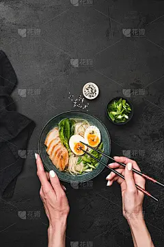 吃鸡肉鸡蛋拉面汤