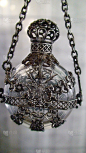 美丽的老式中世纪玻璃瓶与精致的金属艺术品