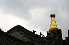 五台山对我而言一直是个特别神圣的地方，不仅因为它是佛教圣地，更是因为它是文殊菩萨的道场，没去五台山前，五台山佛教文化之首没有太多的概念，只是想去看看罢了。却没想到那里雄伟庄严，富丽堂皇的佛教建筑，精美安详的佛像，吉祥朝圣的钟鸣，虔诚膜拜的俯卧，令人肃穆和感慨。