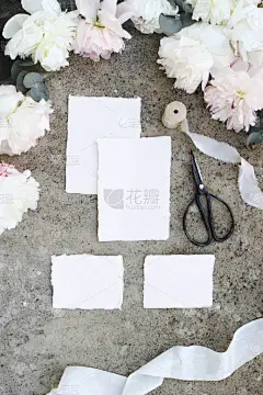 女性垂直婚礼, 生日模拟场面。空白工艺纸贺卡, 桉树, 牡丹花, 复古剪刀和丝绸丝带。垃圾的具体背景