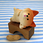 Tetsuya Iseda是居住在日本福冈的陶艺家。从佐贺县有田陶瓷大学毕业后，他开始尝试用陶瓷制作小狗的雕塑。他的灵感来自一只柴犬的可爱脸庞，并且开始创作不同的小狗作品~#日本新鲜事# ​​​​