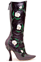 永远青春浪漫的Miu Miu在2012春夏鞋履系列中将立体的皮革花朵装饰作为主要设计创意。线条分明的花纹拼接皮鞋表面点缀色彩艳丽的花朵，呈现出娇艳、活力的少女情怀。从浅口鞋、短靴到长靴一应俱全的款式也是甜美女生们最宠爱的单品。