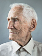 【德国百岁老人摄影特辑欣赏】
德国摄影师 Karsten Thormaehlen 为了让人们更好的感受生命的魅力，发布了一组名为“Happy at Hundred” 的摄影特辑。摄影师在德国寻找了一些已经活到100岁的老人进行拍摄：同样的角度，同样的背景，老人们虽然已经白了头发，皱纹爬满脸颊，但是每个人似乎都仍精神焕发。也许不是每个人都有成为百岁老人的先天条件，但是时刻保持着乐观的态度，总能为身体带来更加积极的效应。一切从现在开始吧，让我们用微笑感受生命的魅力吧！