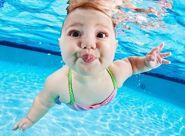 萌翻了！摄影师拍摄婴儿的水下囧照