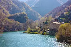 阿普安阿尔卑斯山脉托斯卡纳的伊索拉圣塔湖。镜头模糊，有一点薄雾