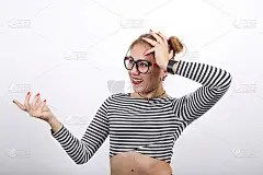 伤心疲惫的女性看起来如此疲惫，就像她有头痛，看着手边