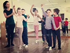 小学年龄的男孩和女孩跳双人舞