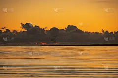 日落在波罗的海Pärnu把水染成橙色