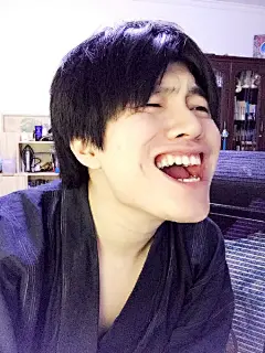 好吧不骗你们了～发一组表情包以及放一张正常照以免你们忘了我长什么样子～