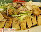 @富临食府 的#葱油鸡# ：广东就是各种吃鸡的地方，特别喜欢葱油的味道：很多葱、洋葱在鸡的上面，热油淋下，直接把葱油浸入鸡内，把鸡的味道带出。这道菜是白吃不腻的经典