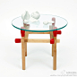 [生活源于创意——圆形火柴红茶几] 这个看起来像是由火柴码成的可爱的小边桌，是由枫木、玻璃、红胶制成。茶几很小，占用很小的空间，可以当作简易书桌。表面处理：塑料品油光面；材质：钢化玻璃；原产地：美国；颜色：棕色，红色；规格：L 18“W 18”H 14.50“，圆形玻璃顶，直径18”；重量：20磅；护理：木材部分用柔软的湿布擦拭，玻璃要使用玻璃清洗剂。
