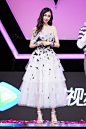 angelababy#angelababy腾讯视频VIP代言人#今日@angelababy 一袭长裙亮相#1014AngelababyVIP粉丝见面会#～停落在纱裙之上的点点蝴蝶，似甜蜜的爱恋降临。鸣啭歌唱浪漫，如梦如幻。今天依旧是熟悉的仙女颖
手表：@TAGHeuer泰格豪雅  
裙子：Oscar de la Renta
化妆：@春楠   
发型： ​​​​...展开全文c