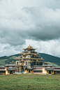 甘南娘玛寺，风格奇异的藏传佛教寺院建筑，还有几十米高超级大的转经筒矗立在草原上。 ​​​​