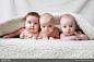 三个盖着毛毯的可爱婴儿高清图片