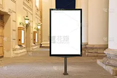 空旷的街道广告牌在夜晚。