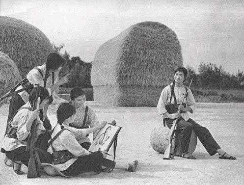 “中华儿女多奇志，不爱红装爱武装。”新中...