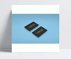 蓝色背景的烫金黑卡纸名片样机|