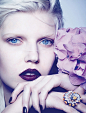 Ola Rudnicka 迷情演绎迪奥高级珠宝大片，据悉新生代超模为Ola Rudnicka为《Dior Magazine》2014秋季刊拍摄一组珠宝大片，摄影师Ben Hassett 执镜。Ola Rudnicka演绎浪漫唯美的迪奥高级珠宝系列，极致奢华的珠宝、娇艳的花朵与玲珑的脸庞相映生辉，犹如梦境。