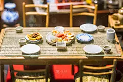 近距离观察泰国的水上小泥人市场，以木头为背景，小船载着热带水果