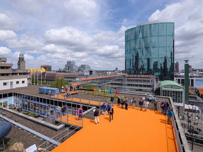 鹿特丹屋顶步道：30米高的橙色地毯让公众...