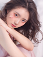 【嘀嘀Makeup】|法式微醺玫瑰妆容 : 一直很迷粉色，特别喜欢这种淡淡的温柔，又能带着一种少女感的甜美。那天拍照化了一个很喜欢的妆容，我取名叫“微醺玫瑰妆”。就是甜甜的，打得腮红看着也是醉醉的，来分享给大家。 · 妆容重点： 把眼妆和眼