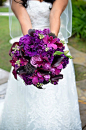 金色与紫色的婚礼布置，冷艳又略显张扬
更多婚礼手捧花>>http://t.cn/8slhW0h 