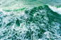 碧绿的海水表面有波浪、浪花和白色泡沫