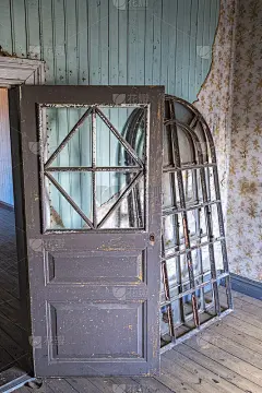 公寓的旧门窗需要翻新