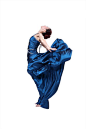 蓝色,裙子,半空中,丝绸,美丽的_741994677_蓝色礼服的跳跃_创意图片_Getty Images China