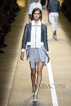 柔和、冷静的摩登建筑感！芬迪 (Fendi) 2015春夏女装秀，海报时尚网带你亲临2015春夏米兰时装周_第4页_Fendi