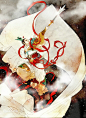 【杨戬】
号清源妙道真君，乃是仙凡混血而生的独生子，师为玉鼎真人。相貌英武俊朗，头戴黑纱巾帻，身着淡黄袍配甲胄，凤眼威仪、显灵神通，执弓挟矢，善猎能战，潇洒不羁。 手持三尖两刃刀、座下携带一白犬，俗称哮天犬；有第三只眼，擅长七十二般变化。