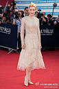#明星礼服欣赏#凯特·布兰切特以一袭裸色蕾丝小礼服亮相2013年法国Deauville电影节开幕式红毯，搭配缎面踝镯高跟鞋，散发出优雅大气的精致美。你觉得怎么样？