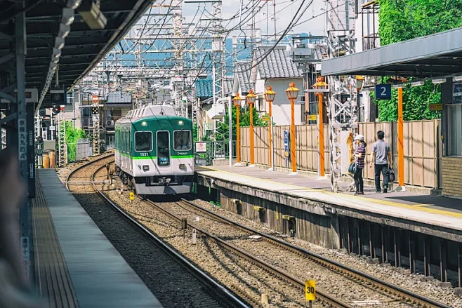 日本京都市JR线车站白天进站的列车图片下载-花瓣网