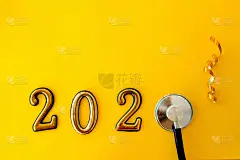 黄色背景的2020号听诊器。新年快乐，医疗保健横幅封面。