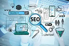 两个同事在写字楼的笔记本电脑上工作时的头像发现了搜索引擎优化的成功启动。SEO图标在玻璃屏幕上的草图