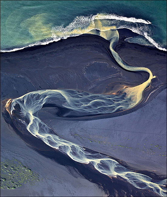 把自然奇景拍摄成抽象油画：冰岛火山河