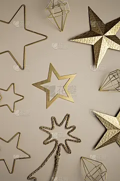 圣诞节布局模式疯狂与金色星星在中性米色背景